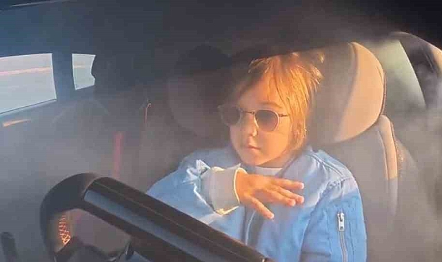 Lüks otomobil ile tozu dumana kattı