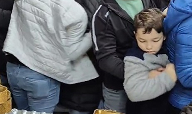 Mağaza açılışında izdiham, birbirlerini böyle ezdiler