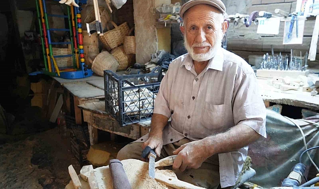 Mesleğin son temsilcisi ahşap oyma ustası ömrünün son günlerini ağaç oyarak geçiriyor
