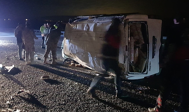 Minibüs takla attı 3 kişi yaralandı