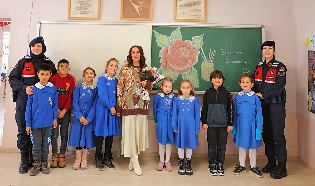 Miniklerinin öğretmenlerine sürprizi yürekleri ısıttı