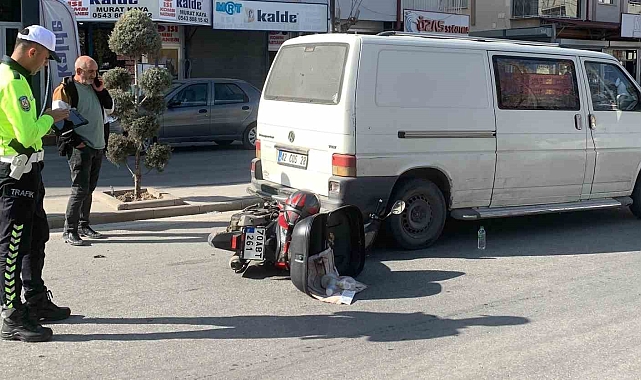 Motosiklet minibüsün altına girdi