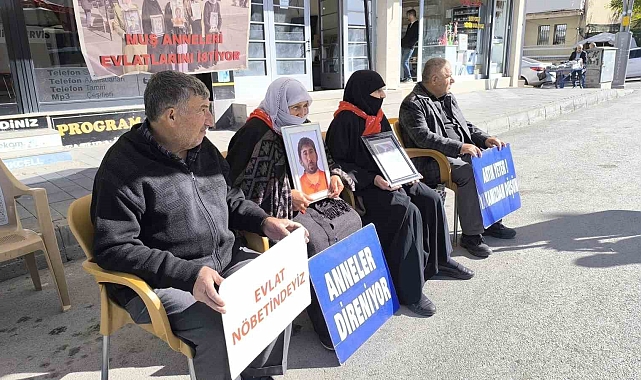 Muş&#039;ta çocuklarını PKK&#039;nın pençesinden kurtarmak isteyen ailelerin evlat nöbeti sürüyor