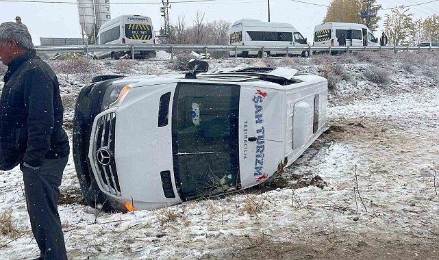 Muş&#039;ta servis minibüsü devrildi