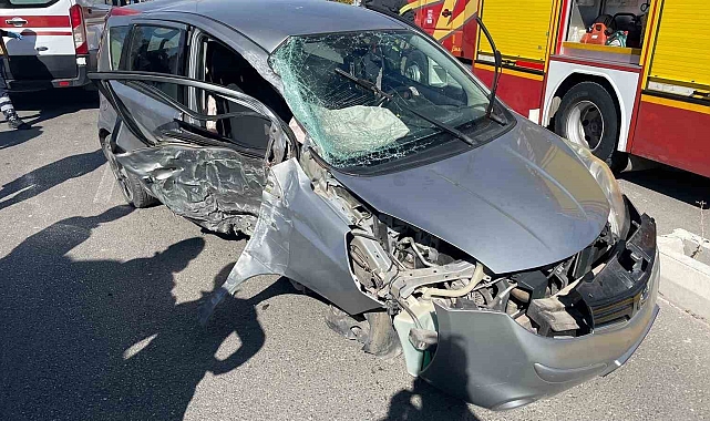 Otomobil elektrik direğine çarptı: 2 yaralı