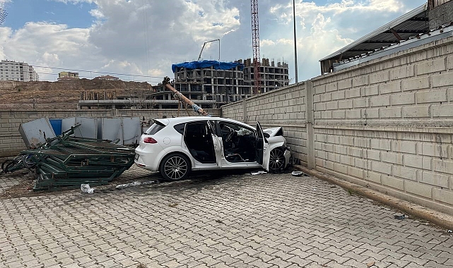 Otomobil iş yeri duvarına girdi, yaşlı adam kıl payı kurtuldu