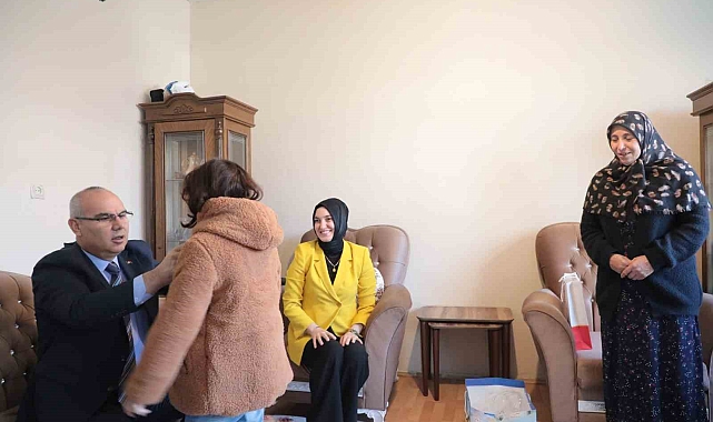 Özel gereksinimli bireye tekerlekli sandalye hediye etti