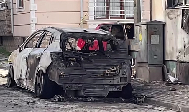 Park halindeki 3 araç yandı