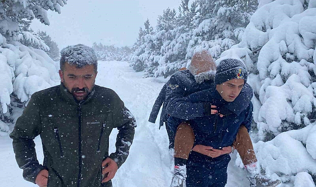 Pikniğe giden 3 kişi mahsur kaldı