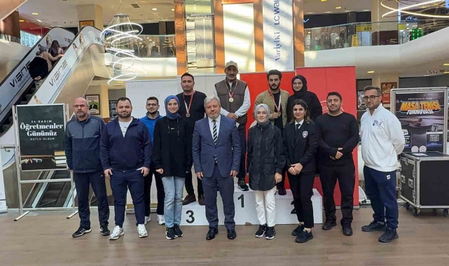 Plato AVM&#039;de öğretmenlerin masa tenisi heyecanı