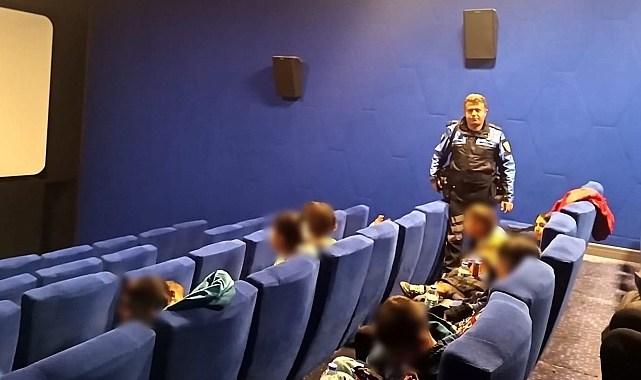 Polis, sevgi evlerinde kalan çocukları sevindirdi