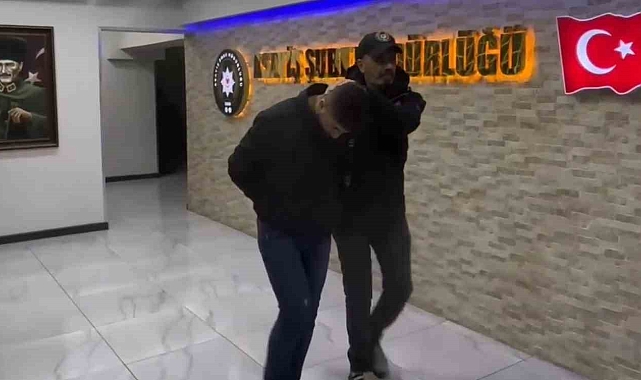 Polis timlerince durdurulan kişiden 3 Milyon TL&#039;lik döviz ve ziynet eşyası çıktı