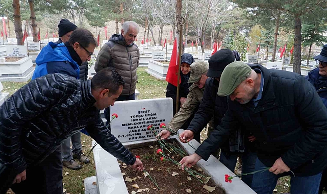 Şehidin silah arkadaşları takvimler 11 Kasım&#039;ı gösterirken Kars Kapı Şehitliği&#039;nde bir kez daha buluştu