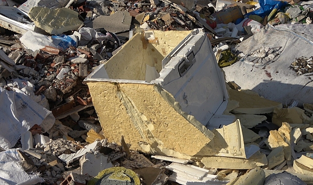 Şehrin göbeğinde boş arazi ve yollar adeta çöp alanına döndü