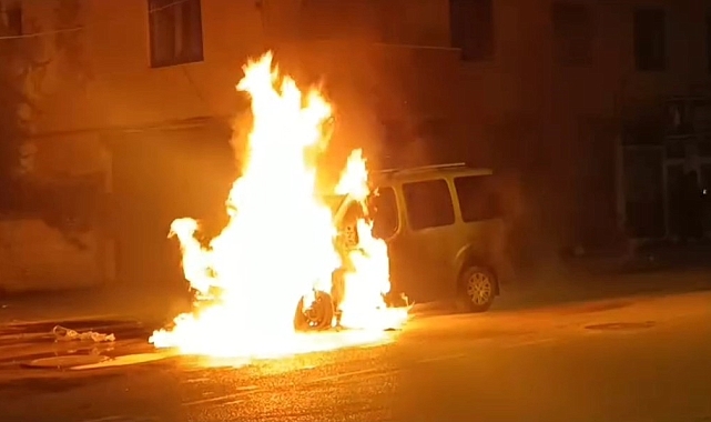 Seyir halindeki kamyonet alev alev yandı