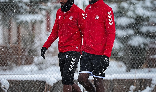 Sivasspor, kar altında çalıştı