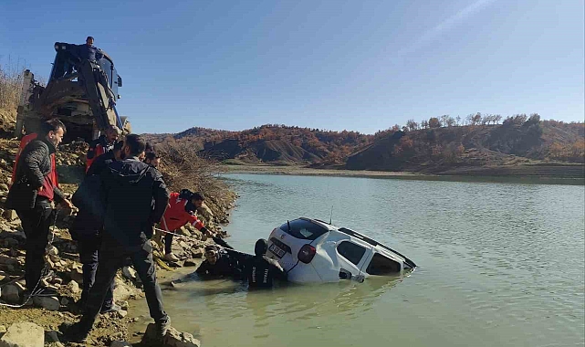 Sulama göletine düşen araç 2 saatlik çalışmayla kurtarıldı