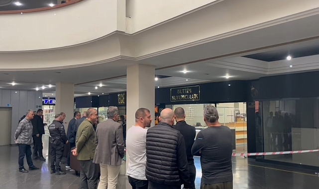 Takip ettiği husumetlisini kuyumcuda alışveriş yaparken vurdu