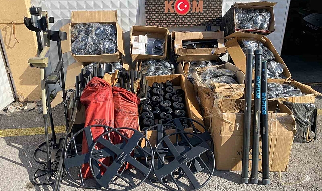 Tarihi bakır sikke ve kazı malzemeleri ele geçirildi