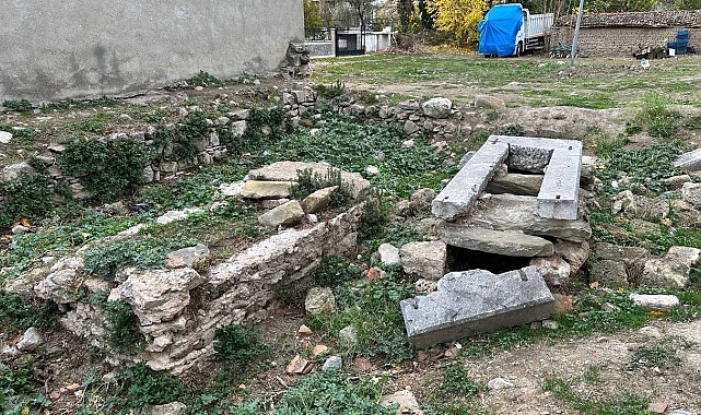 Tarihi mezarlık harabeye döndü