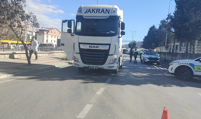 Telefonla konuşurken yola inen kişi tırın altında kaldı