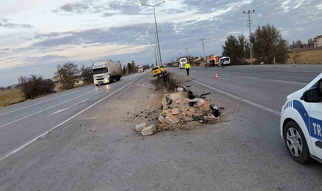 Ticari taksi direğe çarptı 3 kişi yaralandı