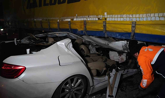 Tırın altında kalan otomobil hurdaya döndü