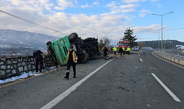 Tomruk yüklü kamyon devrildi: 2 ölü