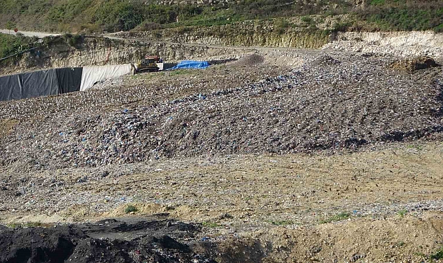 Toplanan çöpler nedeniyle çıkan koku mahalle sakinleri tarafından protesto edildi
