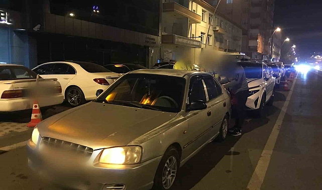 Trafikte kapıları açık seyrederek trafiği tehlikeye sokan araç yakalandı