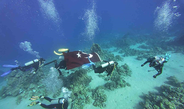 Türk bayrağını saat 09.05&#039;te suyun altında dalgalandırdılar
