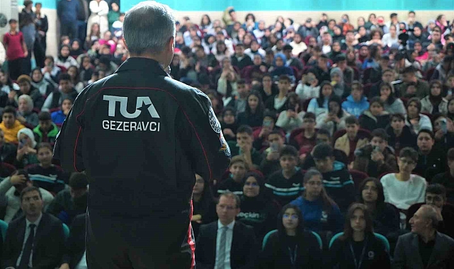 Türkiye&#039;nin ilk astronotu Alper Gezeravcı Muş&#039;ta öğrencilerle buluştu