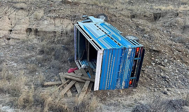 Tuzluca&#039;da kamyonet devrildi; 2 yaralı!