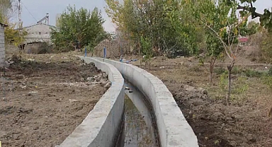 Tuzluca’nın Özlü Köyünde 2300 m uzunluğundaki toprak kanal beton kanala dönüştürüldü