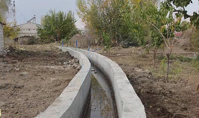 Tuzluca’nın Özlü Köyünde 2300 m uzunluğundaki toprak kanal beton kanala dönüştürüldü