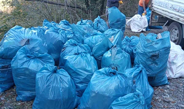 Vadiye atılan torbalarca çöp zorlu şartlarda toplandı