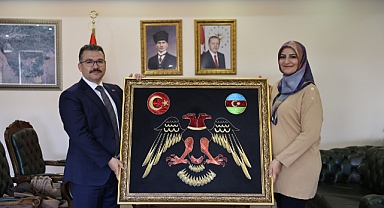 Vali Turan’a Türk ve Azerbaycan bayrakları tablo hediye edildi