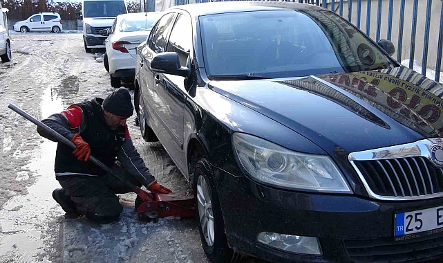 Van&#039;da etkili olan kar yağışı araç sahiplerini harekete geçirdi