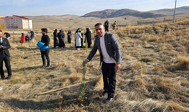 Varto Devlet Hastanesi bahçesinde iyilik fidanlarını toprakla buluşturdu