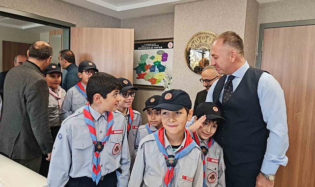 &#039;Yavru Kurt İzci Ünitesi, Erzurum Gençlik ve Spor İl Müdürü Levent Çakmur&#039;u ziyaret etti
