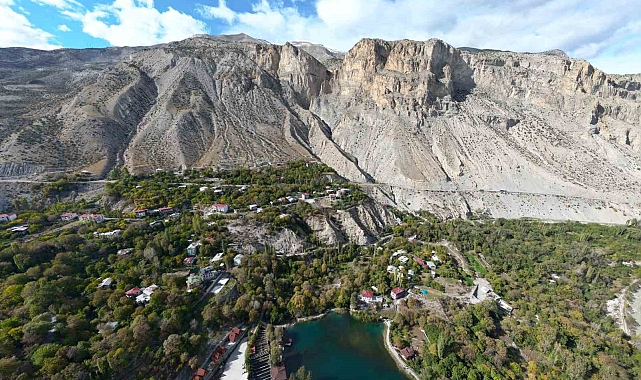 Yedigöller sonbaharda rengarenk hale büründü