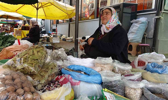 Yetişdirdikleri ürünleri pazarda satarak aile ekonomilerine katkı sağlıyor