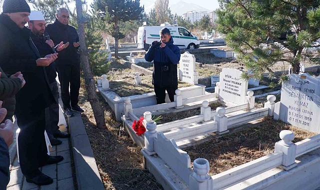 Yılmaz kabri başında anıldı