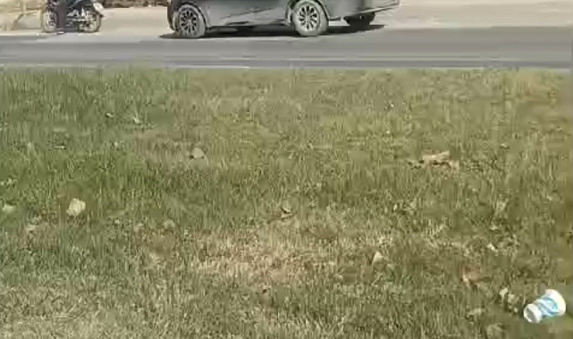 Yolda kalan araç motosikletle çekildi