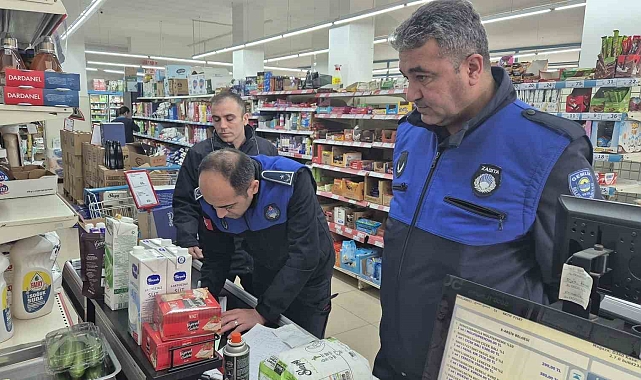Zabıta ekipleri raf fiyatları ile kasa fiyatları uyum sağlamayan zincir marketleri tespit edip uyardı