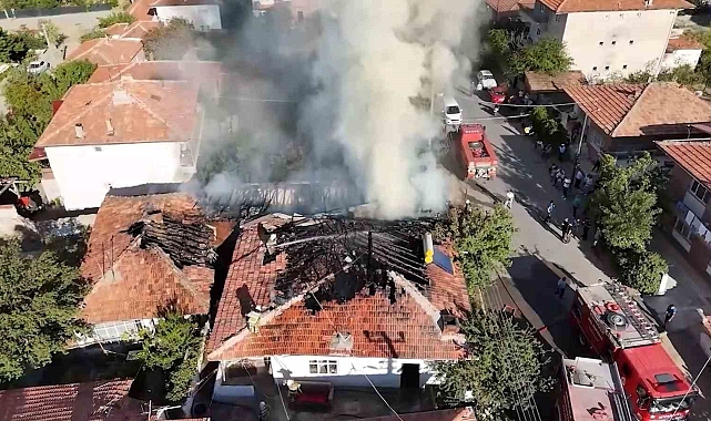 Zihinsel engelli &quot;Polis Adem&quot; ve ailesi yeni evine kavuştu