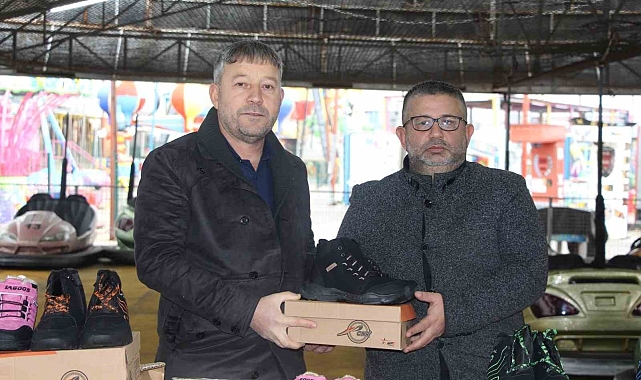 10 yıldır ihtiyaç sahibi çocuklara ayakkabı yardımı yapıyor