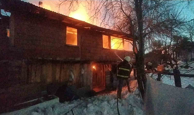 2 katlı ev alevlere teslim oldu