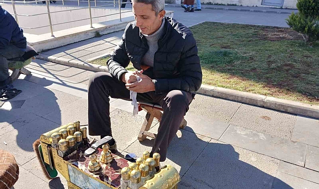 35 yıldır ayakkabı boyacılığı yaparak evini geçindiriyor