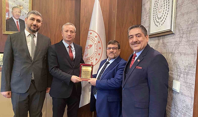 45 yıllık eğitimci, emekliye ayrıldı